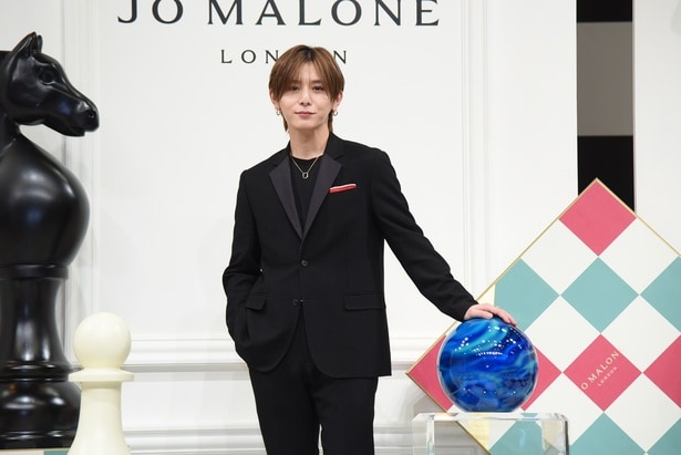 【写真】壇上に用意されたビッグボトルに手を添える山田涼介さん