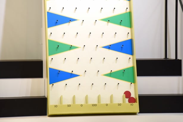 山田涼介さんが挑戦したところ、コインは2枚とも10点のスロットに落下