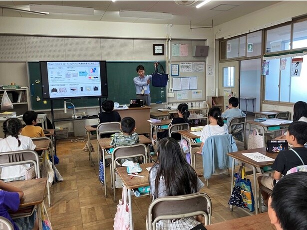 地元の小学校で出前授業を開催。アップサイクルについて講義