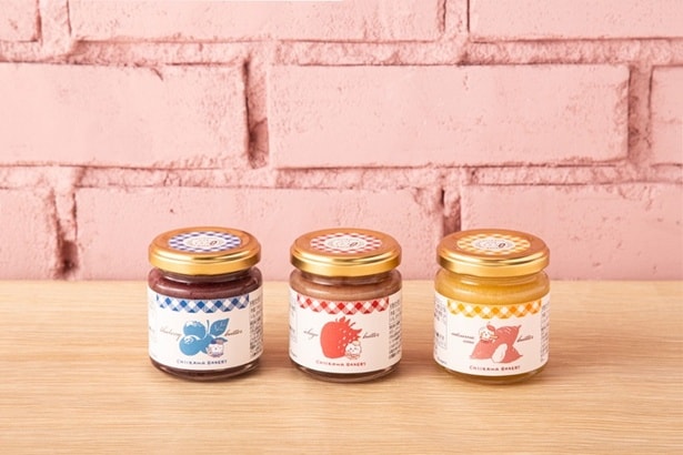 メインビジュアルのちいかわたちがぞれぞれデザインされたビン入りのジャム。「ジャム(ハチワレのブルーベリーバター)」(左)、「ジャム(ちいかわのいちごバター)」(中央)、「ジャム(うさぎのさつまいもバター)」(右、共に950円) 