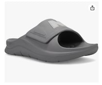 どこでもいつでも、足にフィット。Nロゴが映える快適アイテム【ニューバランス】のサンダルがAmazonに登場中‼