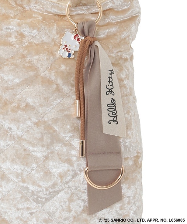 さりげないサイズがおしゃれな「ハローキティ」のチャーム付き