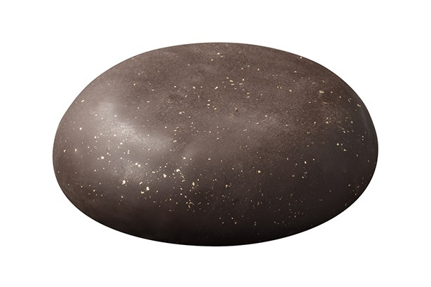 【写真】歌舞伎の豪華さを金箔で表現したチョコレート饅頭