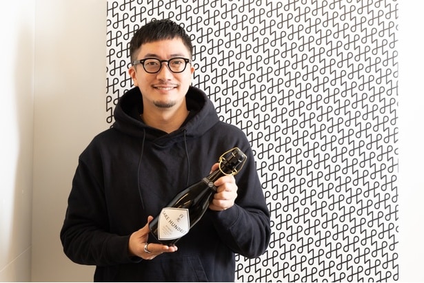 日本酒ブランド「SAKE HUNDRED」を運営する株式会社Clearの代表取締役CEO兼SAKE HUNDREDブランドオーナーの生駒龍史さん。酒蔵の廃業、出荷量の減少がある日本酒業界でいかに新しい未来を作り上げていくか奮闘中