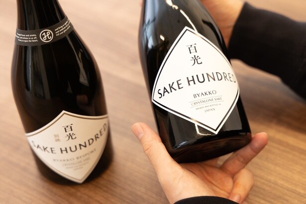 2020年、プレミアムからラグジュアリーへリブランディング。ブランドとして菱形の白いラベルに統一した。使用している米銘柄や精米歩合などの情報はのせず、シンプルなものに。相手の日本酒に対する知識量に依存せず、SAKE HUNDREDと認知してもらえる工夫を凝らしている