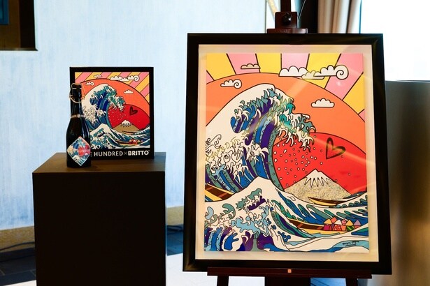 ロメロ・ブリット氏の「THE GREATEST WAVE」(写真右)をラベルやボックスのデザインに落とし込んでいる