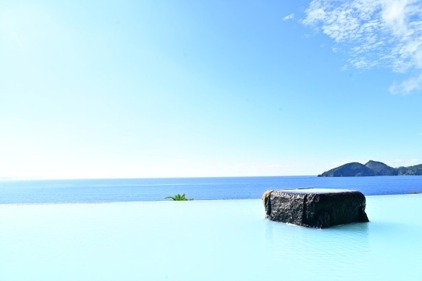 【写真】まるで東シナ海に浮かんでいるよう！これぞ絶景のインフィニティ露天