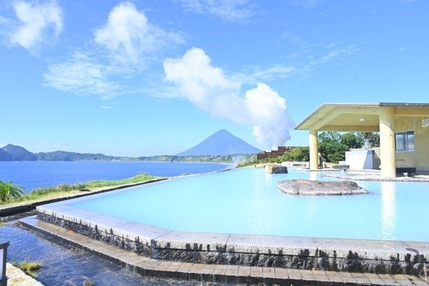 入浴するとちょうど目線の高さが海と一体化してみえるインフィニティ大露天だ