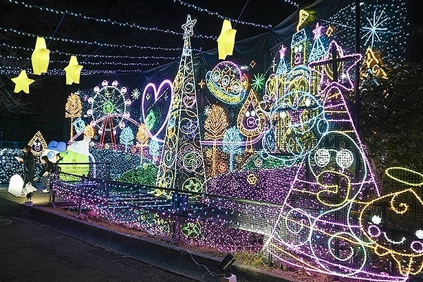 「まめっちとくちぱっちのたまともリフト」は、1枚の写真に収まりきらないほど超巨大なイルミネーション。写真は右側風景