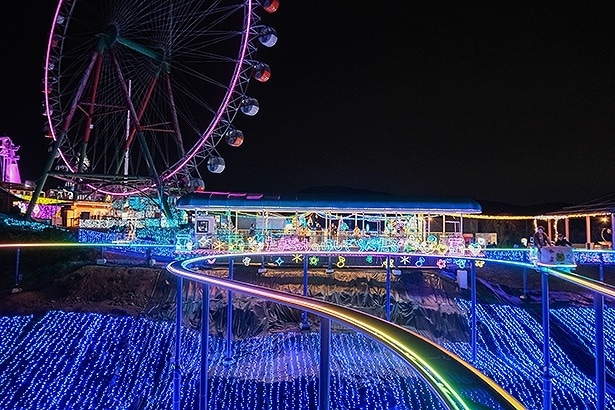 「たまごっちのほしぞらぺだる」は、ペダルをこぎながら光のレールの上を進む。山頂から園内のイルミが一望できる