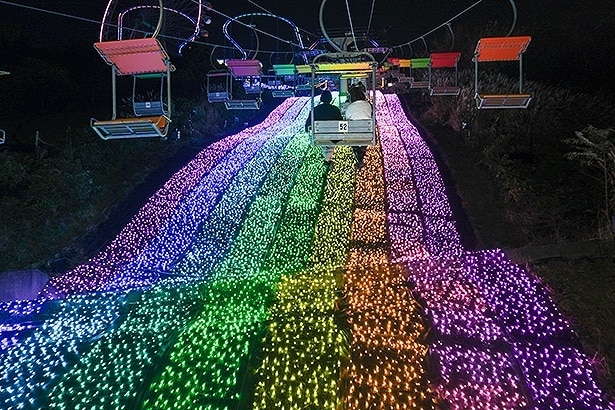 レインボーのイルミの上を、リフトで移動する「虹のリフト」。「さがみ湖イルミリオン」といえばコレ！