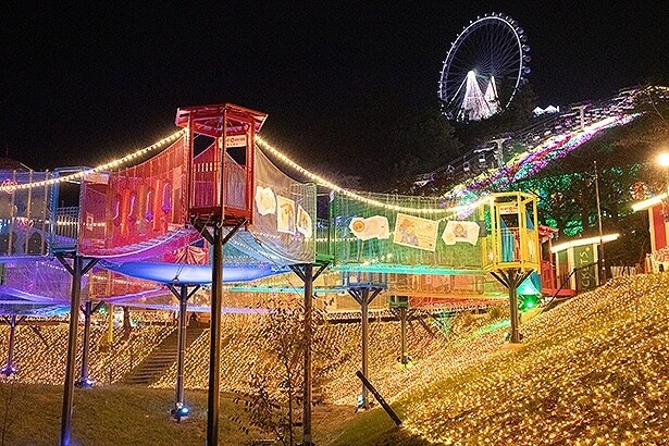 空中ネットアスレチック「ハッスルスパイダー」が、夜になるとカラフルにライトアップ。「光の空中アスレチック」に変身する