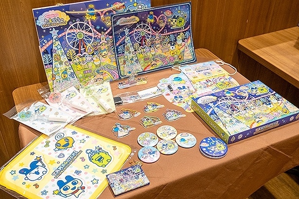 たまごっちたちがデザインされたコラボグッズも見逃せない