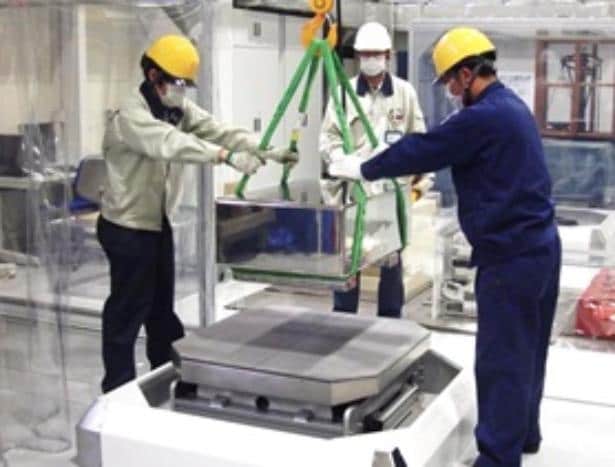 職員が計量機器を検査する様子。精密なチェックであらゆる安全を確保している