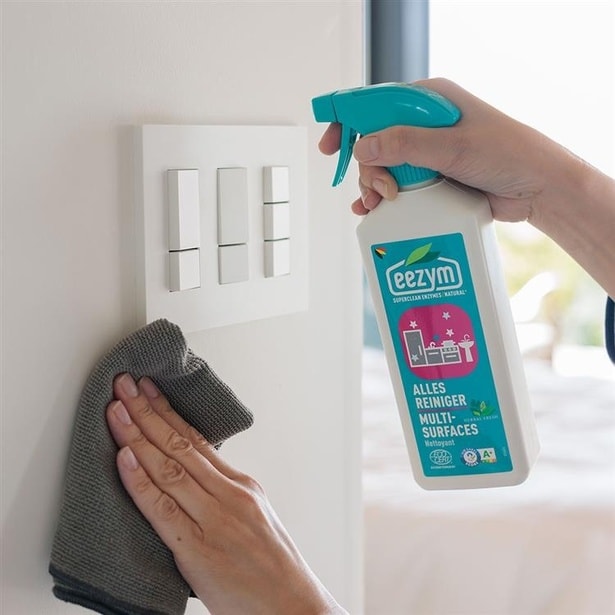 スプレー後は少し時間をおいてから水拭きするのがポイント