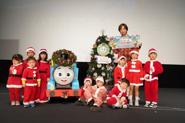フィナーレのフォトセッション。サンタクロースに扮したキッズ・サンタたち総勢10名と、DAIGOさん、トーマスが笑顔いっぱいで記念撮影