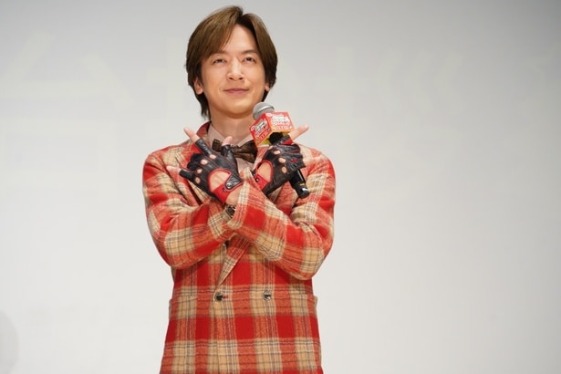 決め台詞「うぃっしゅ！」のポーズを決めるDAIGOさん