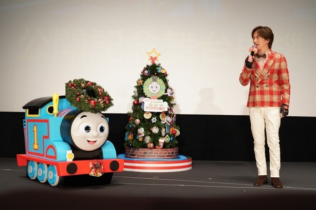 煙突にリースを飾るなどクリスマス仕様に着飾ったトーマスと初対面！「初めましてだよね？」と挨拶を交わす2人