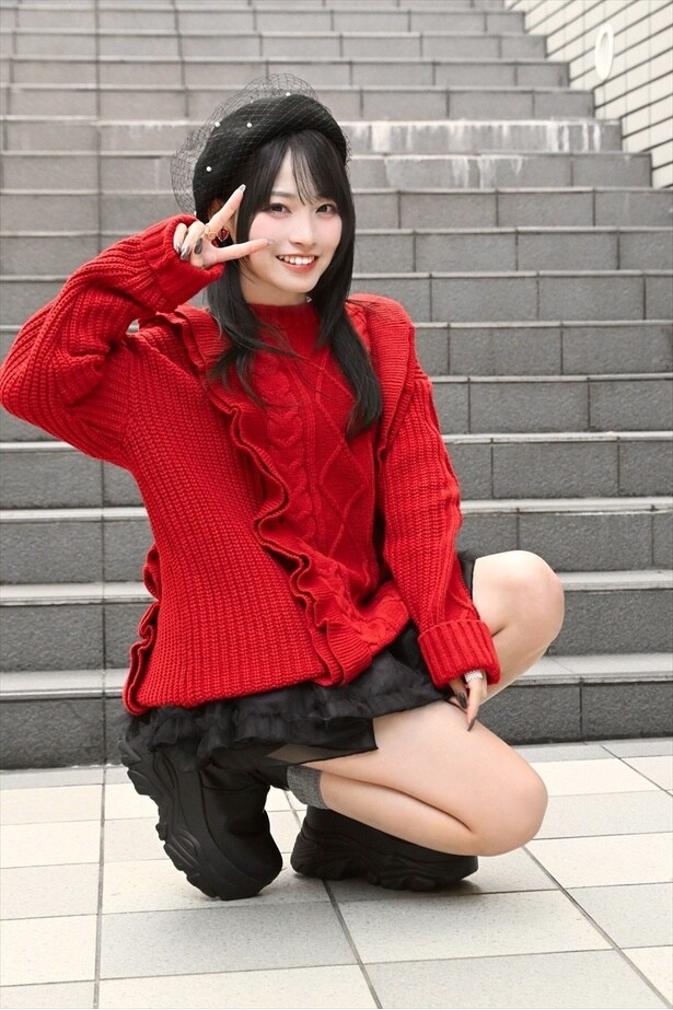 クリスマスを感じさせる赤のニットの衣装で登場。笑顔でピース！で撮影に応えてくれました！