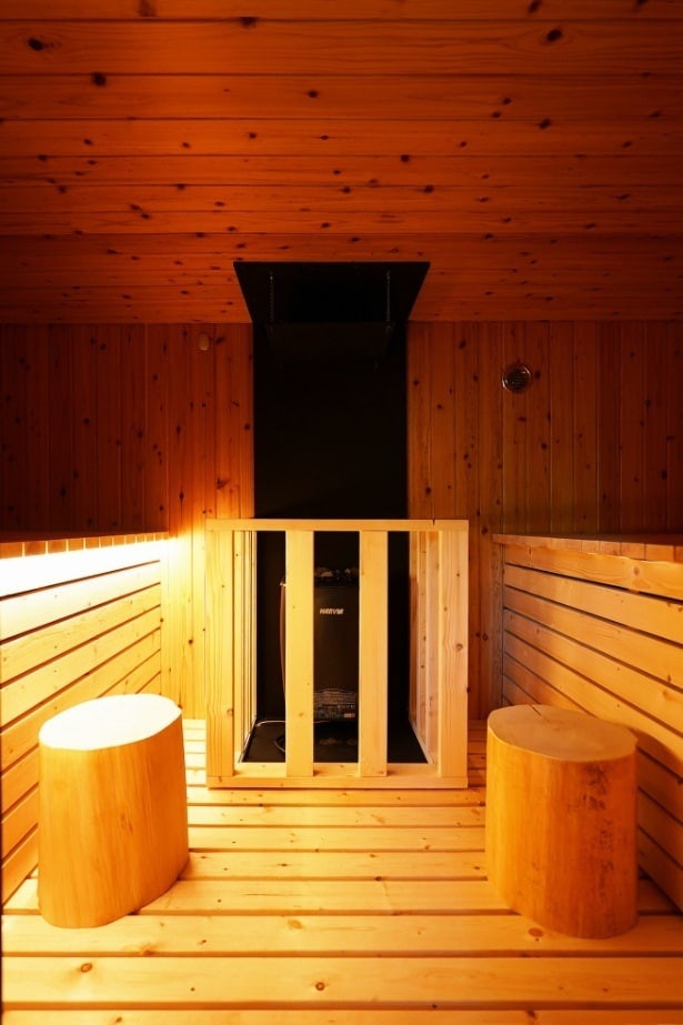 母屋「栄(さかえ)の間」：蔵サウナ