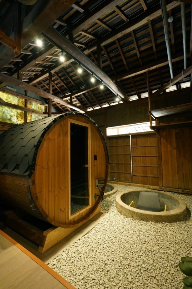 別邸「八重の間」：納屋テラスとバレルサウナを備えた4名ステイ