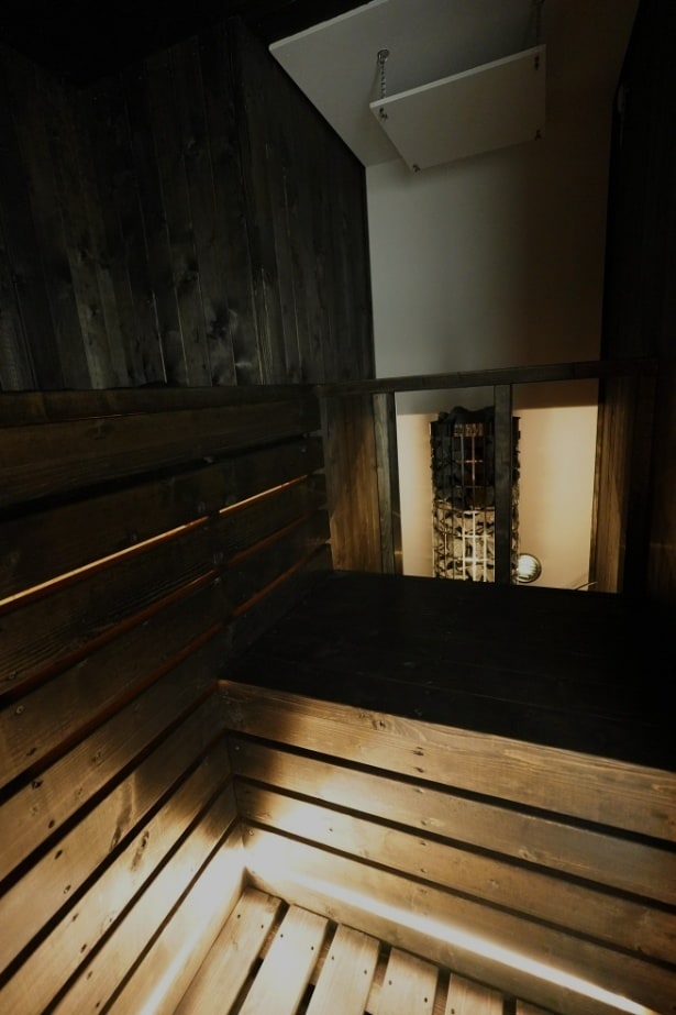 別邸「竹の間」：黒一色の“瞑想サウナ”