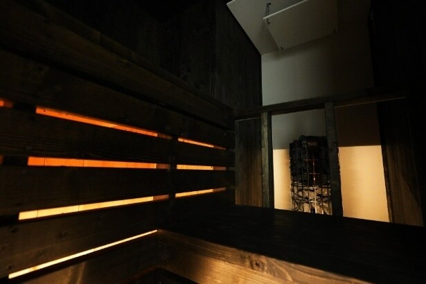 別邸「竹の間」HARVIAのタワー型ストーブを採用