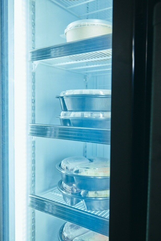 各棟に備え付けられた専用冷凍庫には、特製スパイスカレーや朝食メニューがスタンバイ