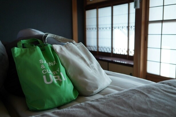 タオル類はもちろん、館内着、水着、サウナハットまですべてひとつのバッグに収められて提供される