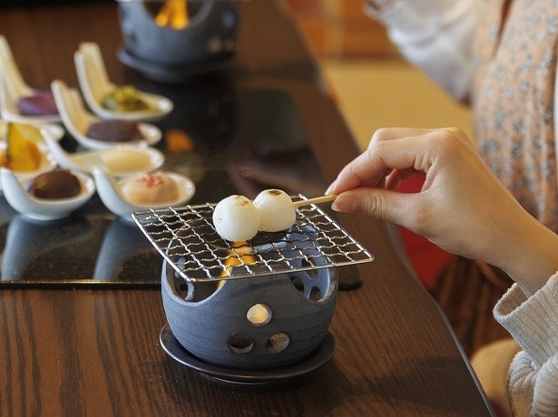 だんごやマシュマロを焼いてお好みの餡を付けて楽しもう