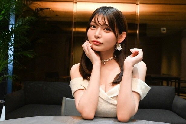 優しさの中に強い意志が宿るまなざし