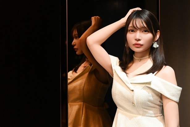 髪に手を当て、カメラを見つめる瞬間。沖縄の暑さの中で捉えた“現在地”