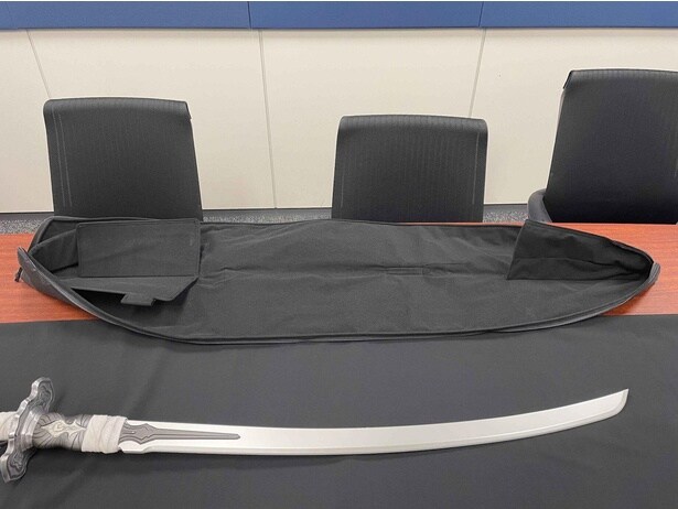 開発中の商品。写真に写っている専用ソフトケースのほか、ライトリング付きスタンドを商品化