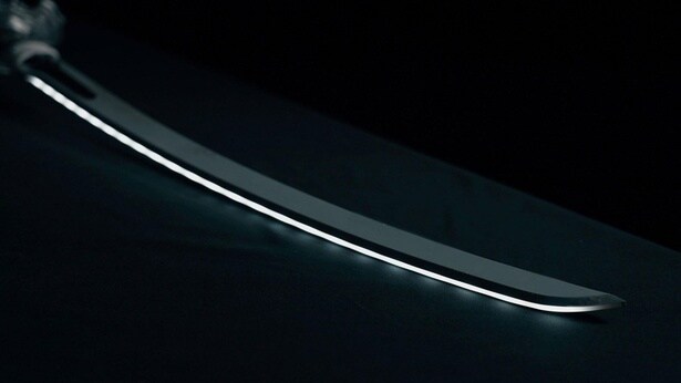 ゲーム画面で何度も目にした、あの美しい装飾が現実に。思わず指でなぞりたくなるような精緻な作り込みは、ファンにとって何よりの贈り物と言えるだろう