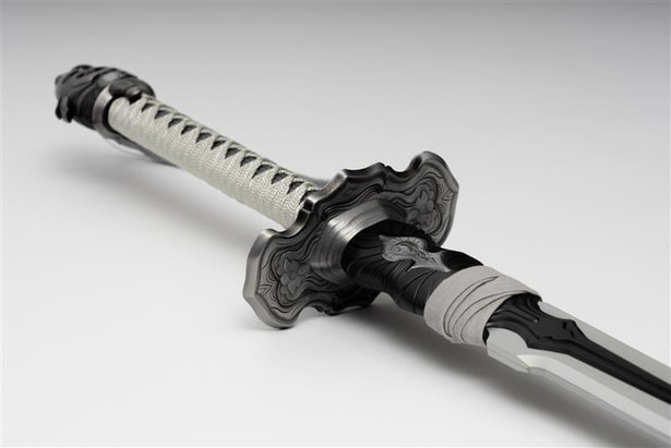 異世界の武器でありながら、日本の伝統技術が息づく、まさに「用の美」を体現した結晶と言える