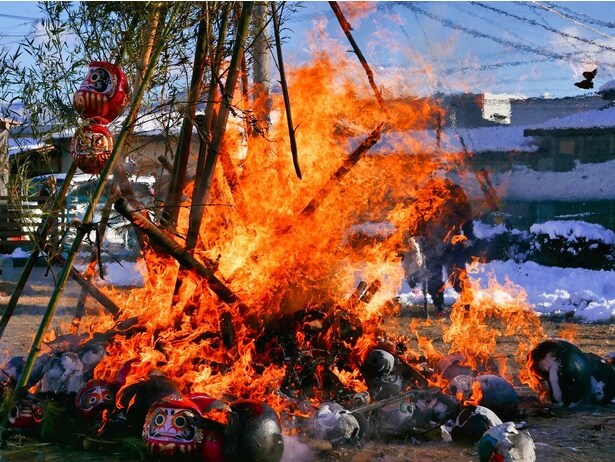 お正月飾りは、神社などで行われる「どんど焼き」で処分しよう