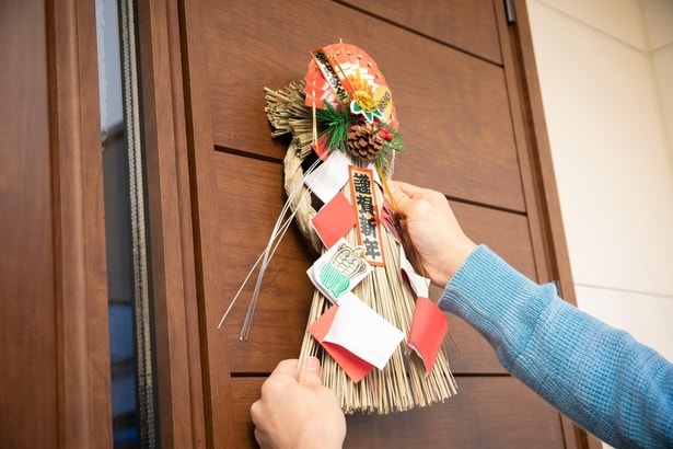 しめ縄やしめ飾りは玄関を清潔に掃除したあとに飾る