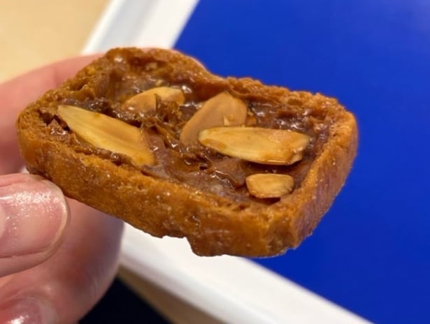 「パヴェ・ド・シュー」の繊細な生地はサクサクッとした食感