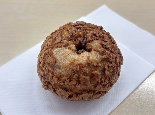 クッキーシューの「シューもっち」はクラッシュナッツをトッピングして焼き上げている