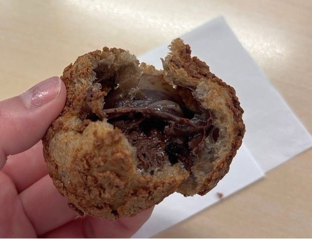 「シューもっち」は生地を割ると、も~っちりとしたおもちが出現!