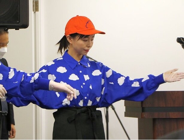 お店のユニフォームも一度見たら忘れないデザインに。動きやすいドルマンスリーブにしたという