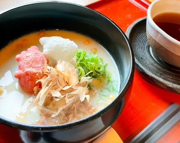 冬季限定の新メニュー「福を呼ぶ紅白亀甲餅の白味噌雑煮」(1375円)