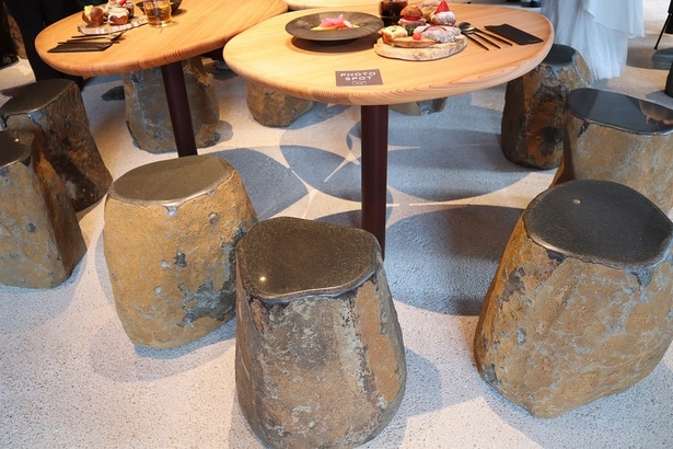 石と木を組み合わせた内装