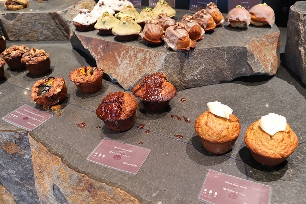 色とりどりのベイクは自身で選んでトレーへ