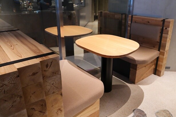 向かい合わせのソファ席