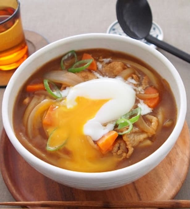 まろやかなおいしさの「温玉カレーうどん」