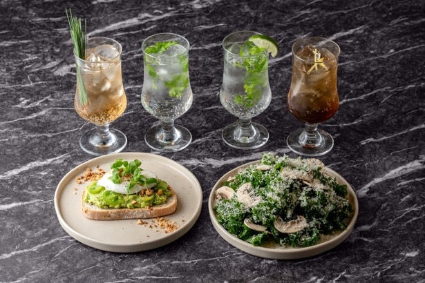 「森のハイボール」(980円/左上)、「森のくろもじジンソーダ」(980円/右上)、「森のノンアルジンソーダ」(880/上段中央左)、「杉の黒糖レモンソーダ」(880/上段中央右)、「森が香る卵とアボカドのオープンサンドイッチ」(1100円/左下)、「ケールとマッシュルームのサラダ 森の初雪仕立て」(950円/右下)