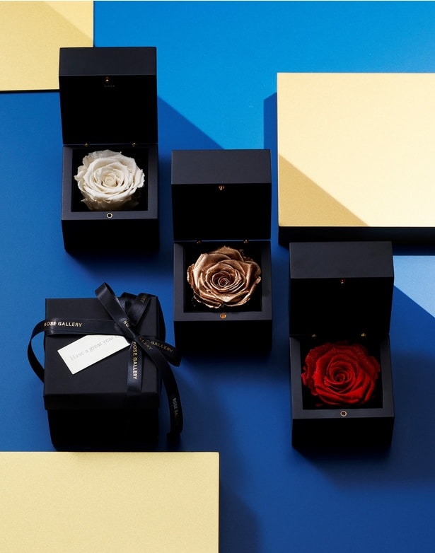 「ROSE GALLERY」の「ダイヤモンドロー　ズ(M)」(1万4300円)、「刻印プレート(虎ノ門ヒルズ限定)」(3300円)