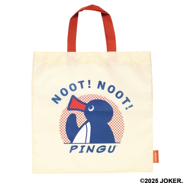 トートバッグには、ピングーを大きくデザイン。取っ手が赤いところもかわいい！