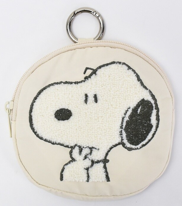  「ダイカット刺繍パスポーチ」(2970円)